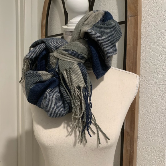 Blue and gray plaid scarf. Unbranded. Gently used - Picture 5 of 5